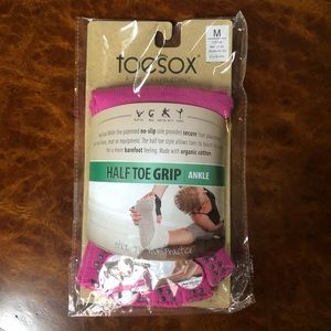Toesox half toe grip ankle socks - size medium